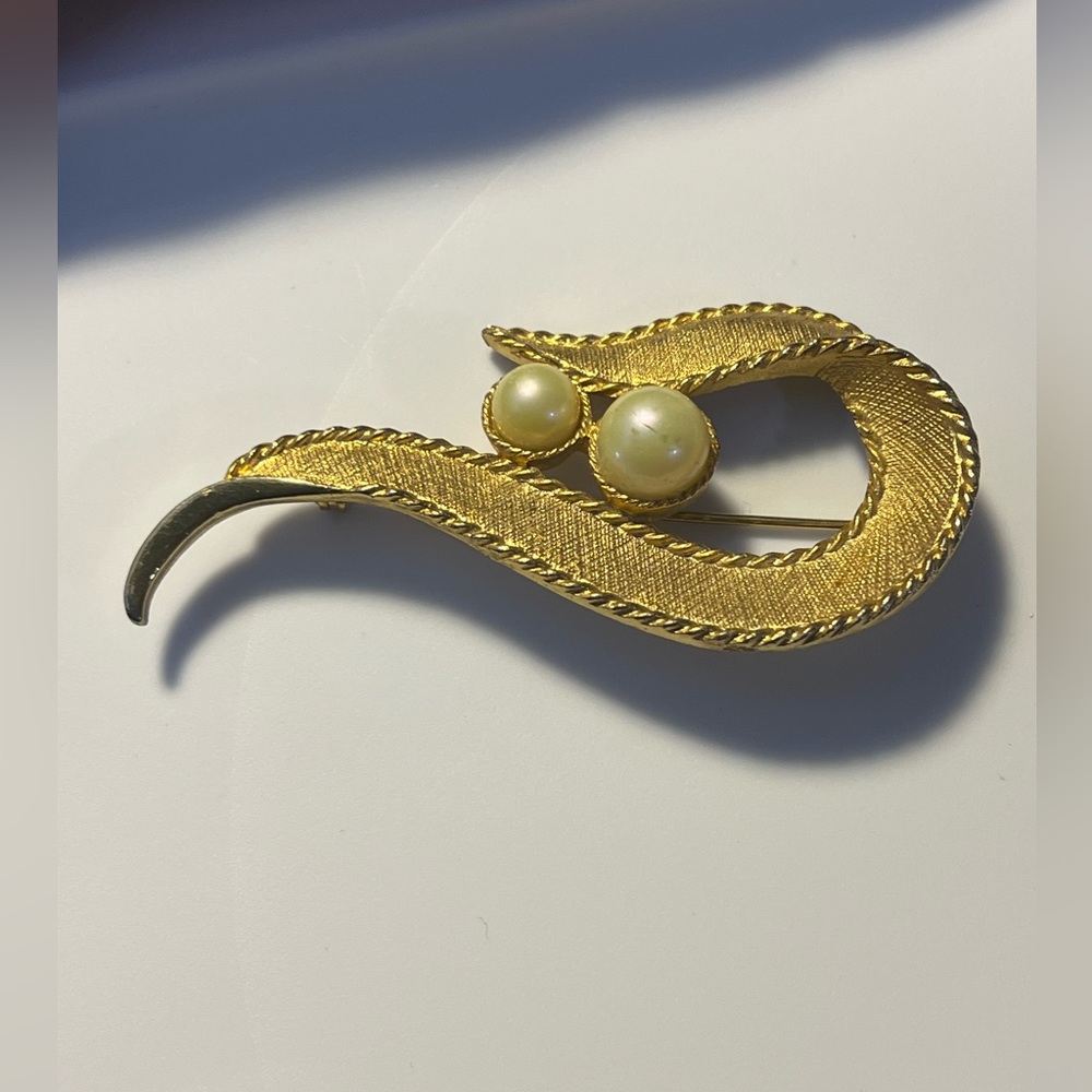 Sarah Coventry brushed gold tone brooch pearl